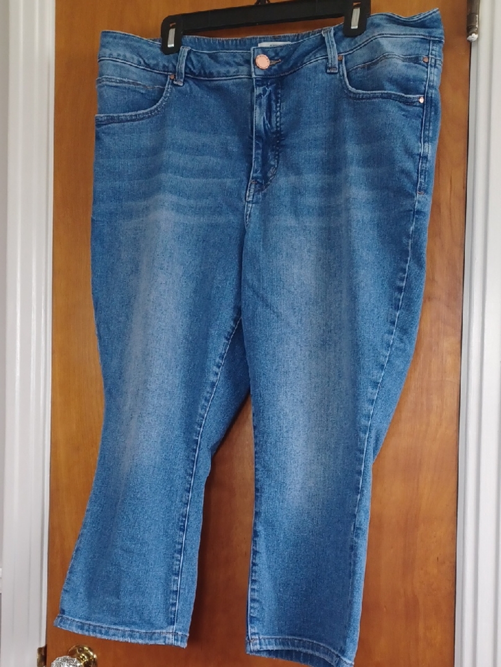 Maurice Everflex High Rise Crop Sz.18W. Distressed  Hem & Pockets. L.22".R.11.5"